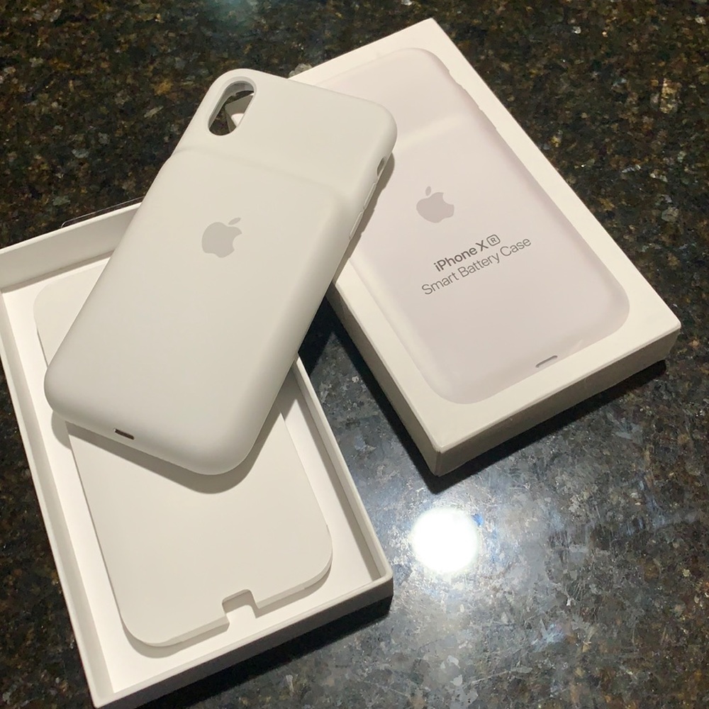 iPhone XR Smart Battery Case (MAKE AN OFFER)